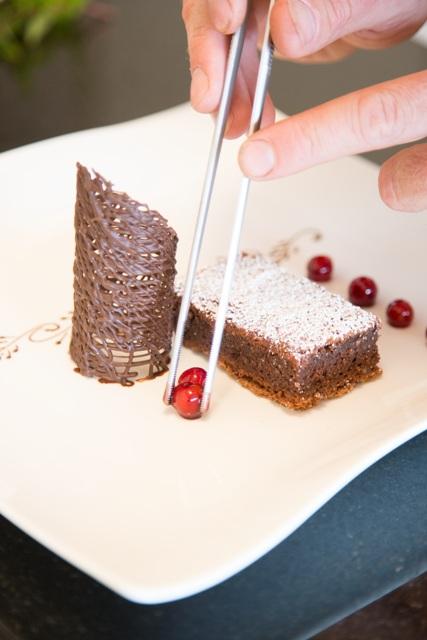 Anrichten von Spatzenkirsche mit Schokoladen Tarte