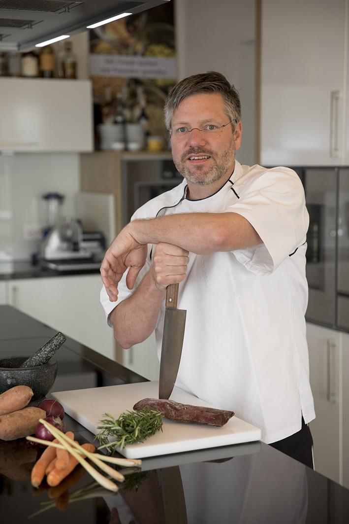 Kai Mehler mit Messer in der Kochschule