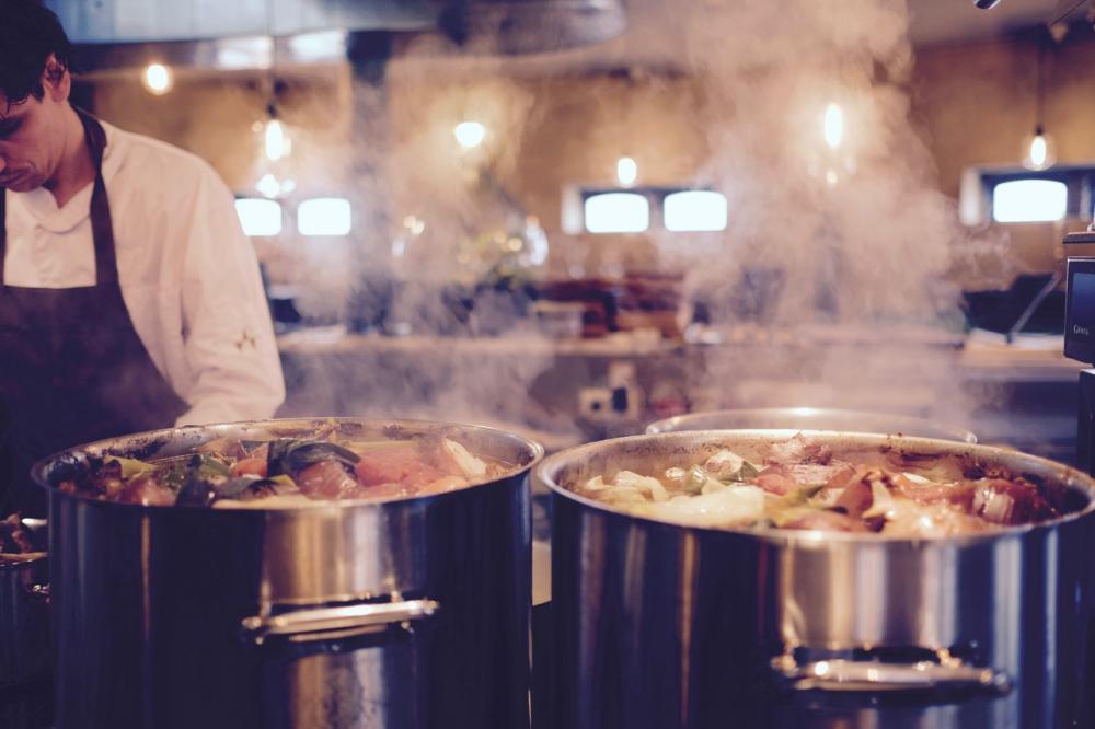 Große Suppentöpfe kochen