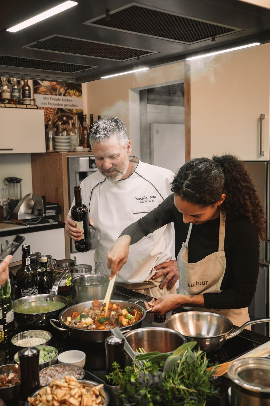 Kai mit Teilnehmerrin am kochen