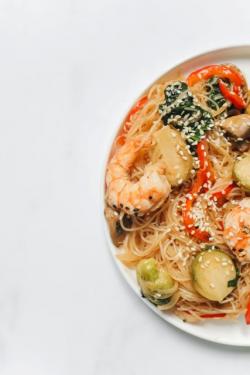 Foto von polina Tankilevitch von Pexels Glasnudelsalat mit Garnelen