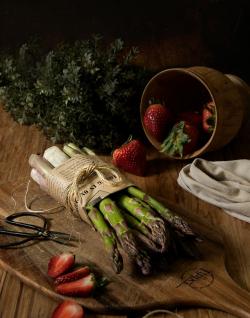 Spargel mit Erdbeeren