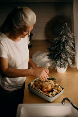 Großmutter bereitet Coq ou vin  vor