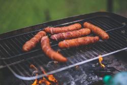 Bratwürste auf dem Grill