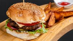 Burger mit Pommes