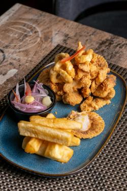 Fritierte Yam und Meeresfrüchten