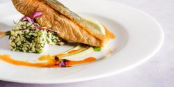 Foto von Sebastian Coman von Pexels Fisch mit Graupenrisotto