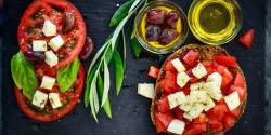 Foto von Dana Tentis von Pexels Tomate, Schafskäse Olivenöl