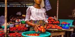 Afrikanische Marktfrau mit Tomaten