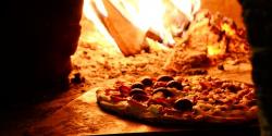 Pizza im Holzbackofen