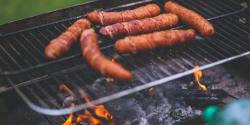Foto von Kaboompics von Pexels Bratwürste auf dem Grill