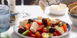 Salat mit Tomaten, Gemüse und Käse und Olivenöl