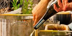 Suppentopf wird mit Wein aufgegossen