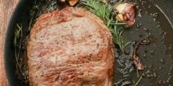 Foto von Geraud Pfeiffer von Pexels Schweinerückensteak in der Pfanne