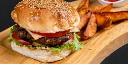 Burger mit Pommes
