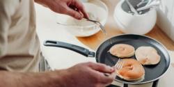 Foto von cottenbro von Pexels Mann beim kochen
